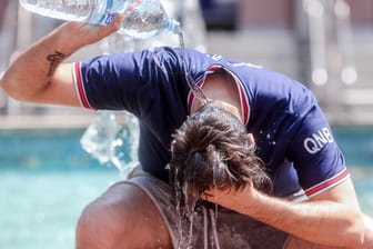 Ein Mann kühlt sich mit Wasser ab: Bis zu 43 Grad werden in den kommenden Tagen in Südeuropa erwartet – auch nach Deutschland soll die Hitze kommen.