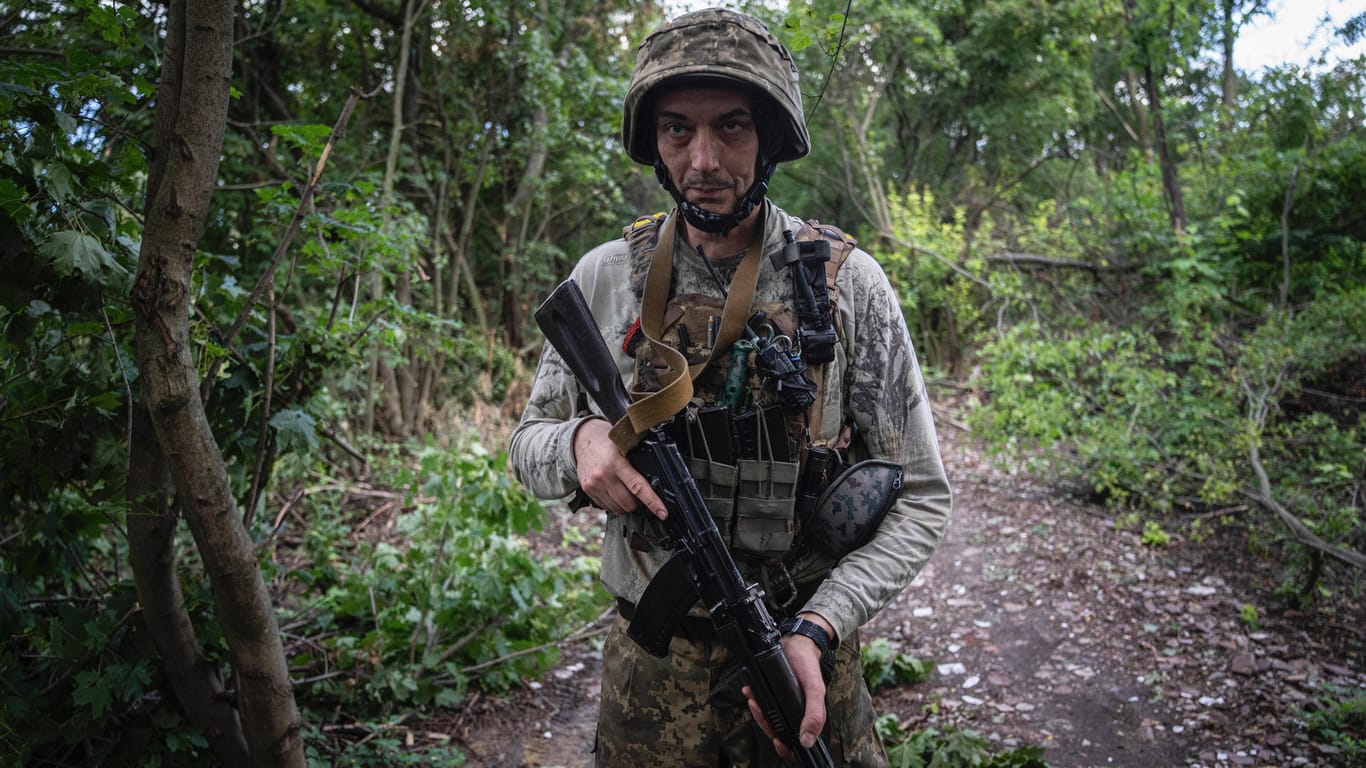 Ukraine, Charkiw: Ein ukrainischer Soldat des Khartia-Bataillons patrouilliert an der Frontlinie.
