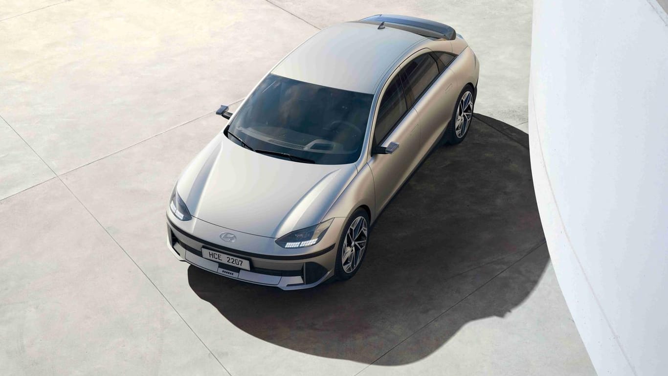 Aerodynamisch: Der Ioniq 6 duckt sich flach auf die Straße. Das bringt Vorteile bei der Reichweite. Aerodynamisch: Der Ioniq 6 duckt sich flach auf die Straße. Das bringt Vorteile bei der Reichweite.