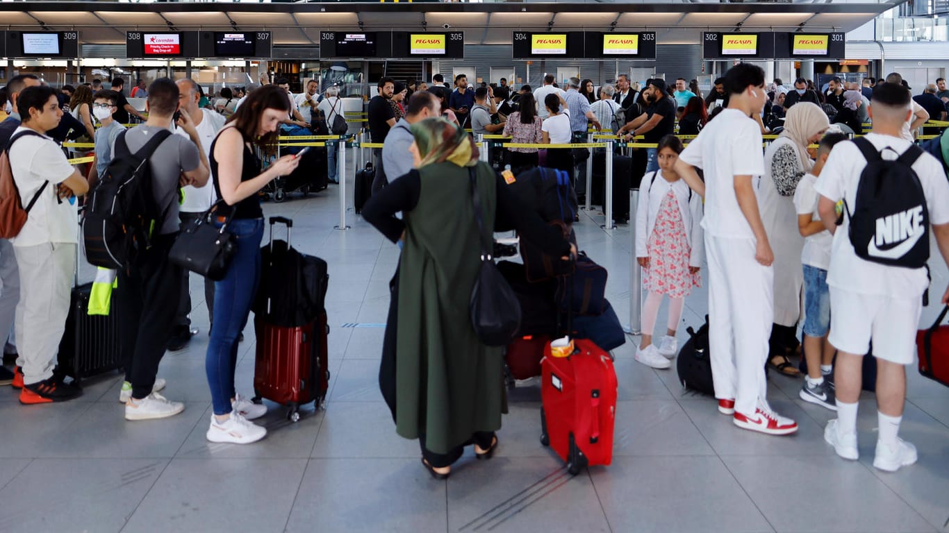 Lange Warteschlagen vor dem Check-in am Flughafen Köln-Bonn: Das Image der Branche könnte dauerhaft leiden.