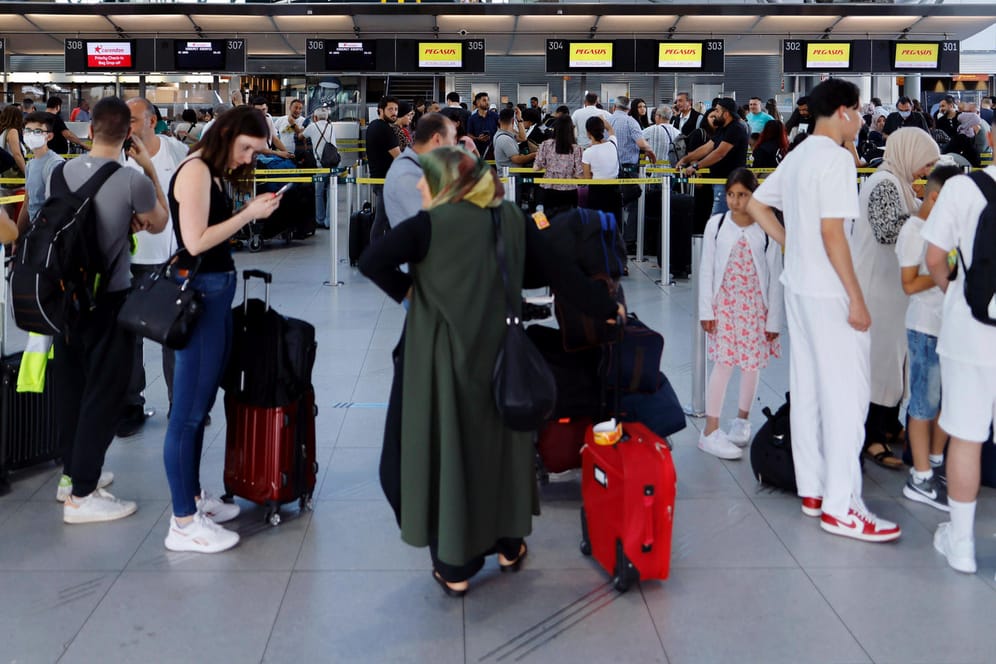 Lange Warteschlagen vor dem Check-in am Flughafen Köln-Bonn: Das Image der Branche könnte dauerhaft leiden.