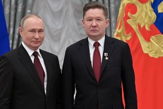 Putin mit Gazprom-Chef Alexei Miller: Der Kremlchef gilt eigentlicher Strippenzieher im Gaskonzern.