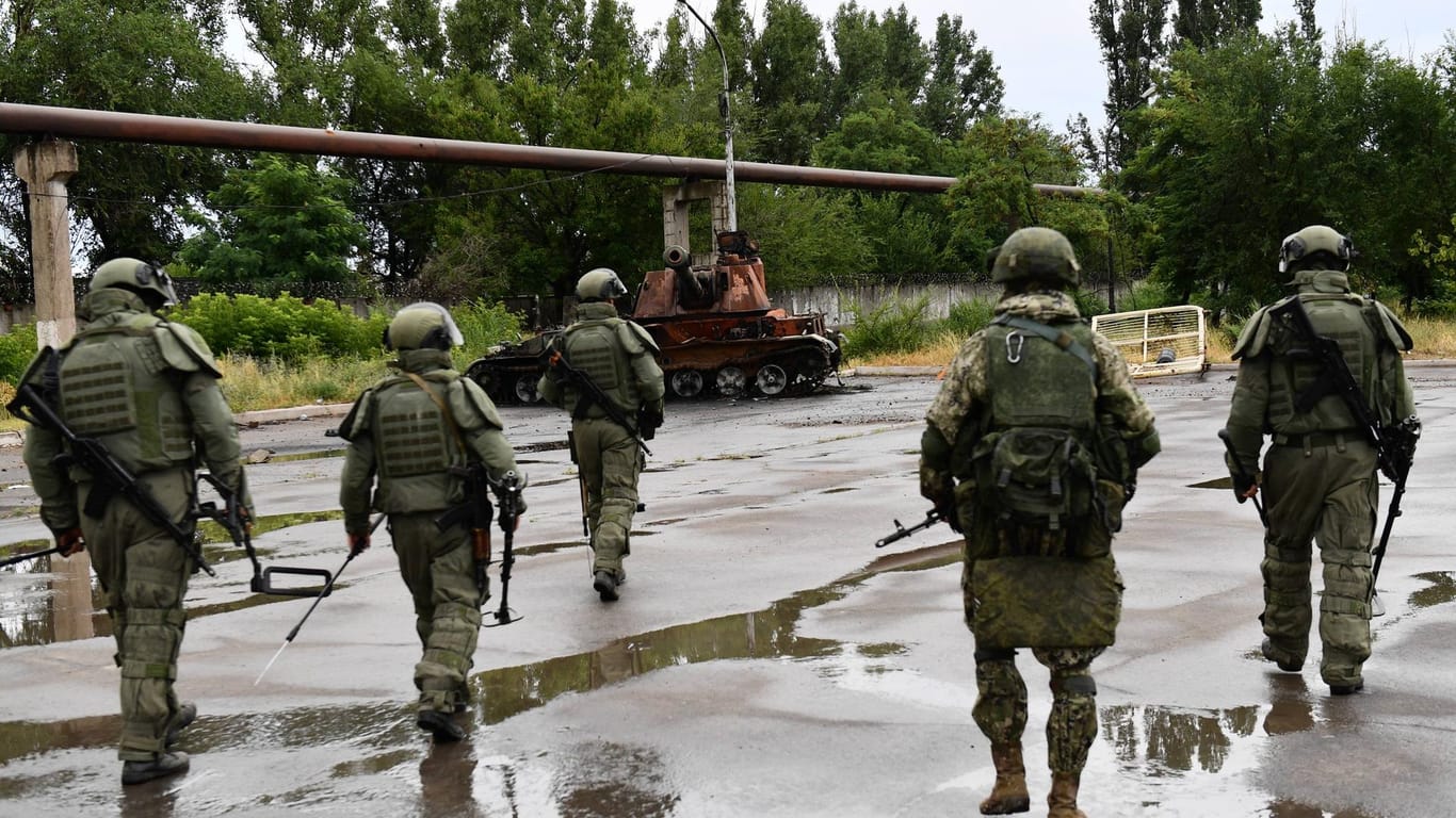 Russische Soldaten in Mariupol: Die Kreml-Armee braucht neue Kämpfer für ihren Krieg gegen die Ukraine.