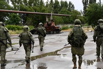 Russische Soldaten in Mariupol: Die Kreml-Armee braucht neue Kämpfer für ihren Krieg gegen die Ukraine.