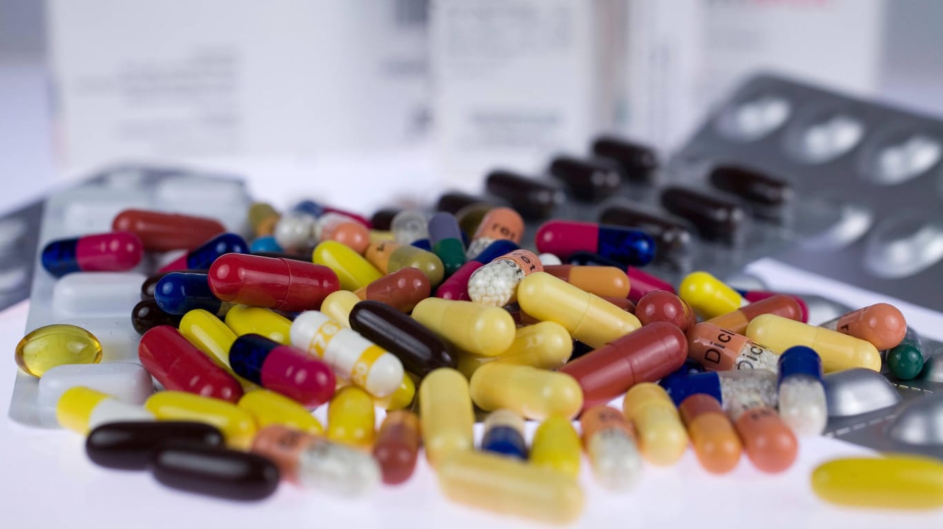 Tabletten und Kapseln (Symbolbild): Arzneimittel sind häufig vergriffen.