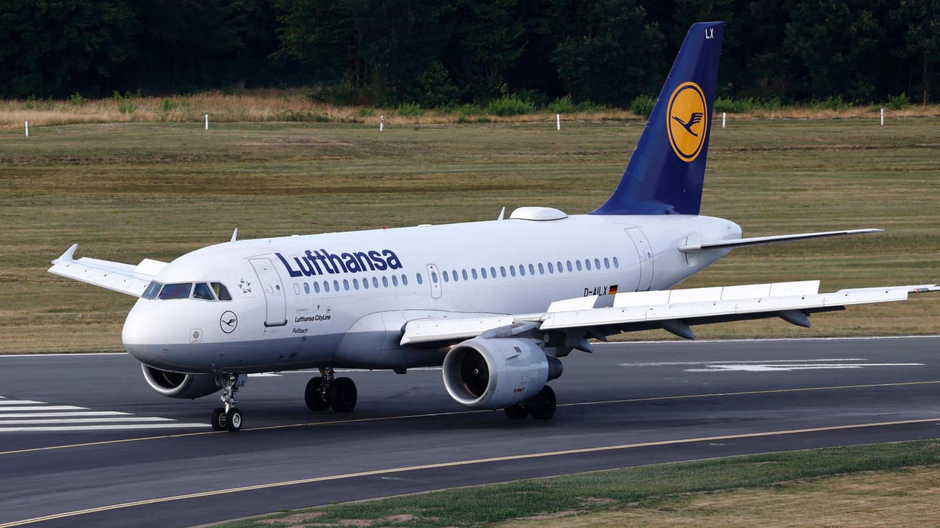 Ein Lufthansa-Flieger: Die Airline kündigte zahlreiche Flugstreichungen an.