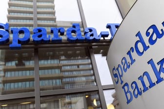 Eine Filiale der Sparda-Bank: Kunden der Kreditinstitute müssen künftig keine Strafzinsen mehr zahlen.