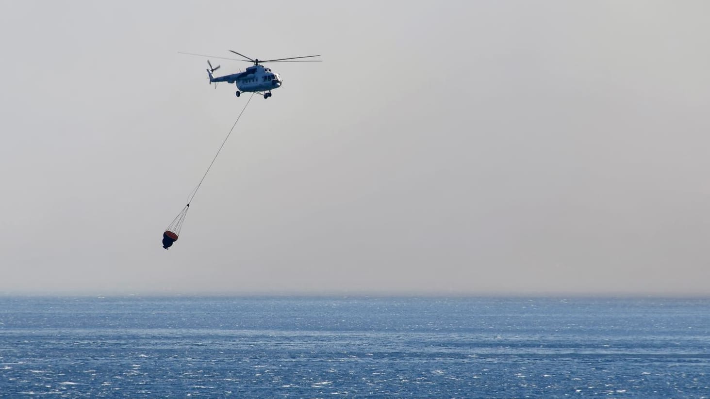 Hubschrauber vor Samos: Die Küstenwache suchte nach den Besatzungsmitgliedern.