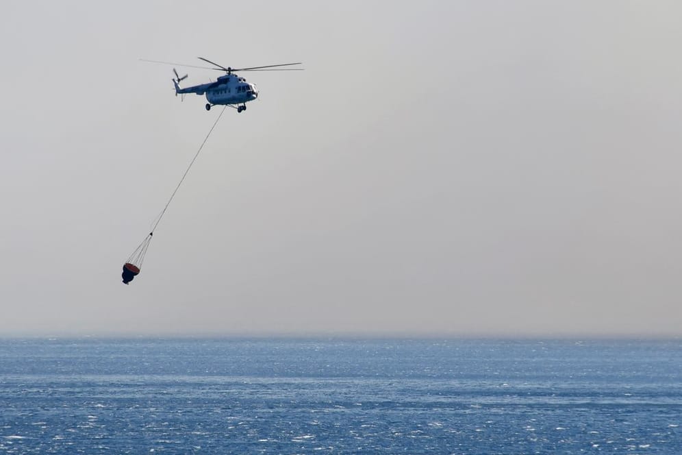 Hubschrauber vor Samos: Die Küstenwache suchte nach den Besatzungsmitgliedern.