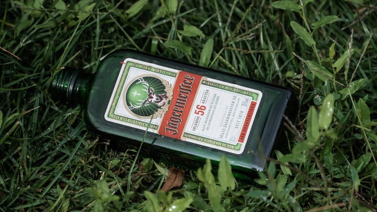 Eine Flasche Jägermeister (Symbolbild): In Südafrika soll ein Mann eine ganze Flasche des Kräuterlikörs auf Ex getrunken haben.