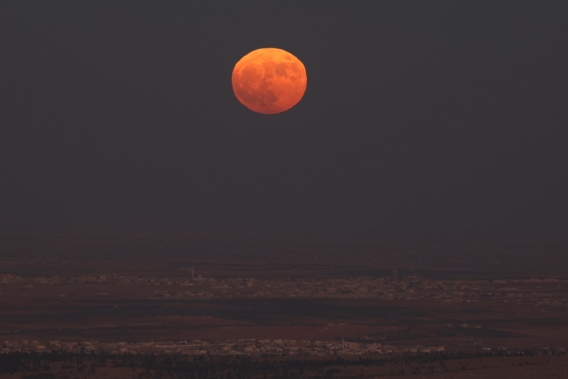 Der Supermond steht am Himmel über dem Gouvernement Idlib in Syrien.