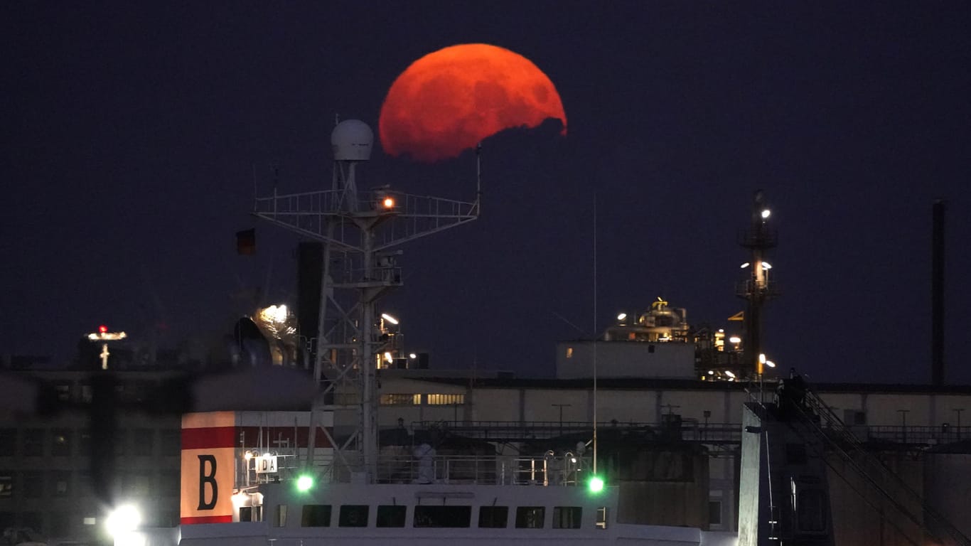 Der Vollmond geht am Abend über den Hamburger Hafen auf. Zugleich ist der Mond in Erdnähe, weshalb man von Supermond spricht.