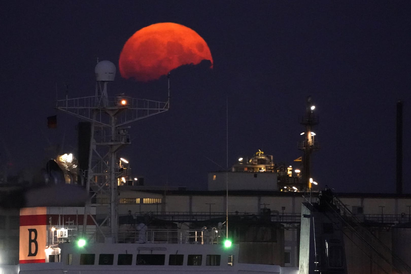 Der Vollmond geht am Abend über den Hamburger Hafen auf. Zugleich ist der Mond in Erdnähe, weshalb man von Supermond spricht.