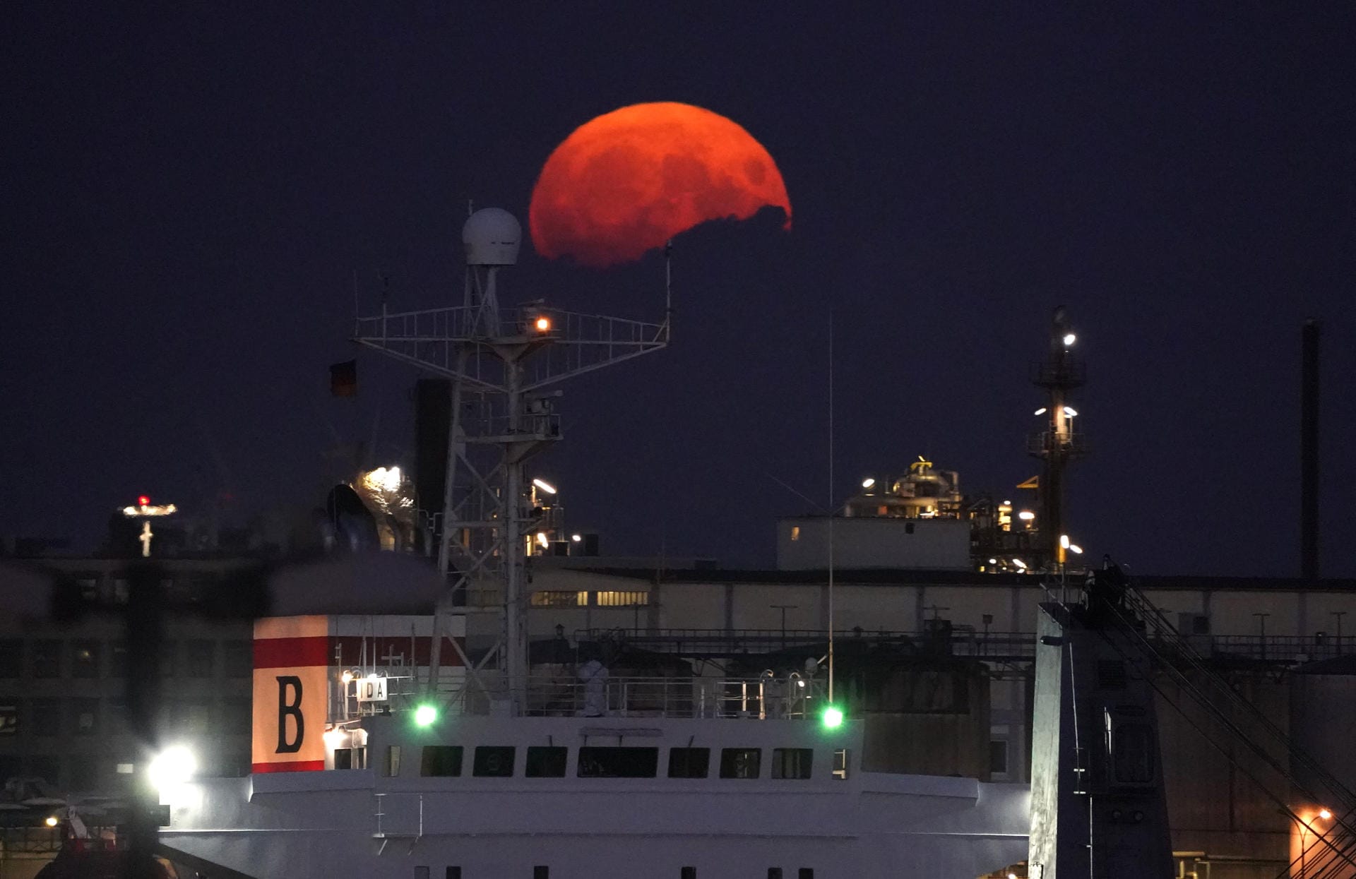 Der Vollmond geht am Abend über den Hamburger Hafen auf. Zugleich ist der Mond in Erdnähe, weshalb man von Supermond spricht.