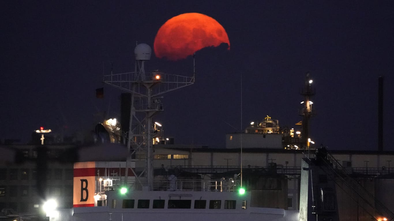 Der Vollmond geht am Abend über den Hamburger Hafen auf. Zugleich ist der Mond in Erdnähe, weshalb man von Supermond spricht.