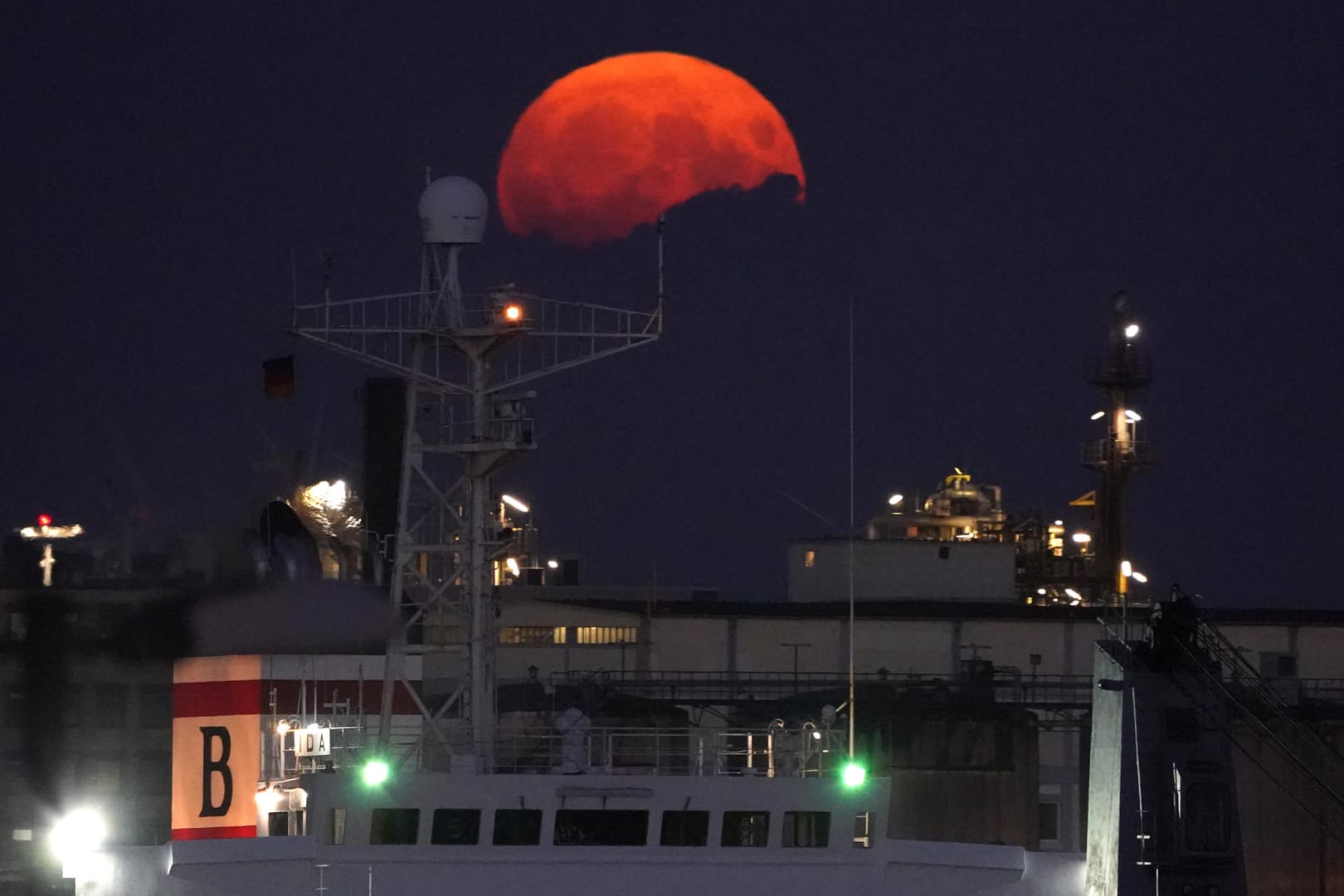 Der Vollmond geht am Abend über den Hamburger Hafen auf. Zugleich ist der Mond in Erdnähe, weshalb man von Supermond spricht.