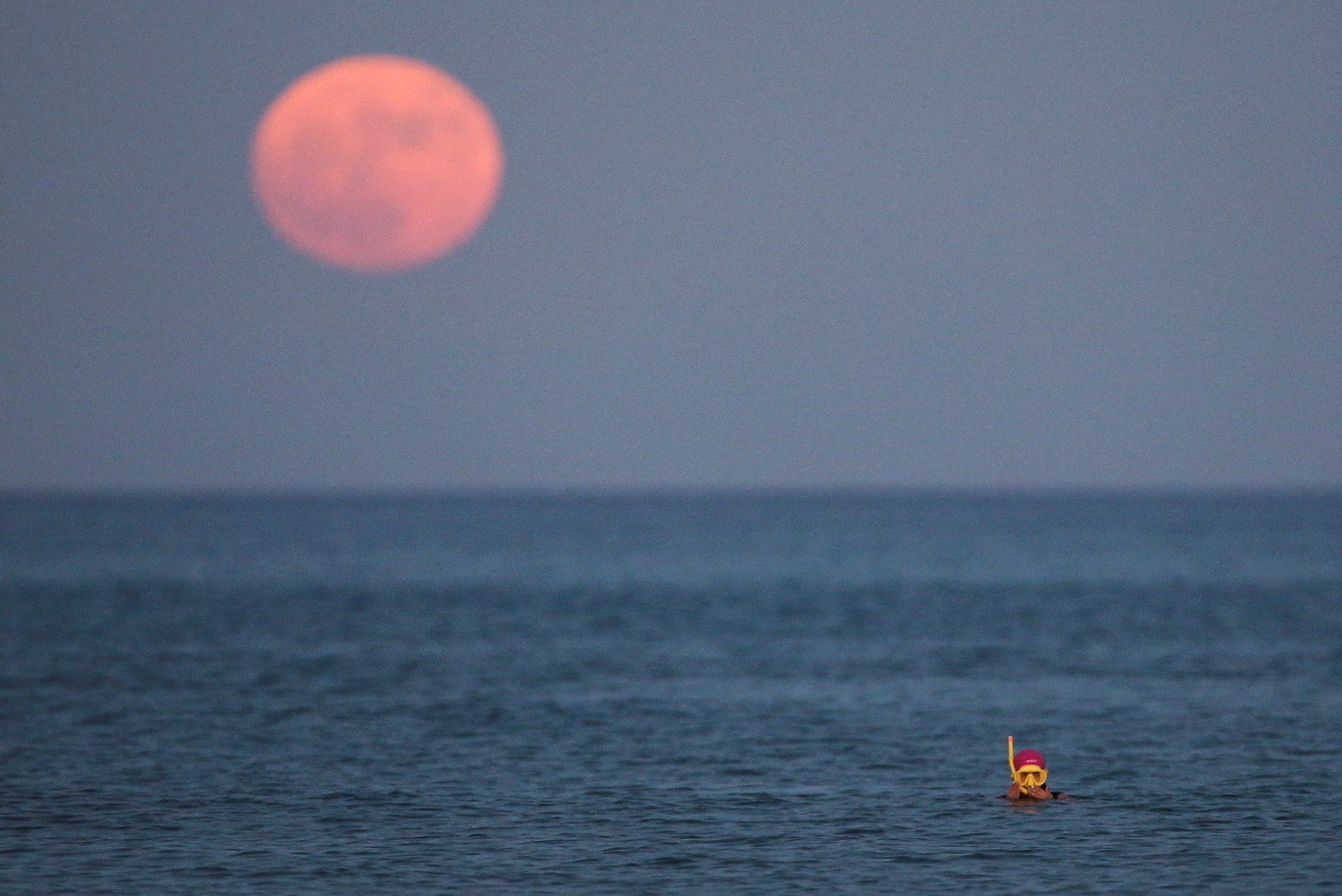 Der Vollmond schimmert über dem Meer in Zypern.