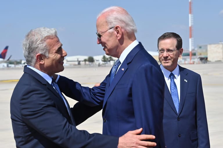 Joe Biden zu Besuch in Israel: Regierungschef Jair Lapid begrüßte den US-Präsidenten am Flughafen.