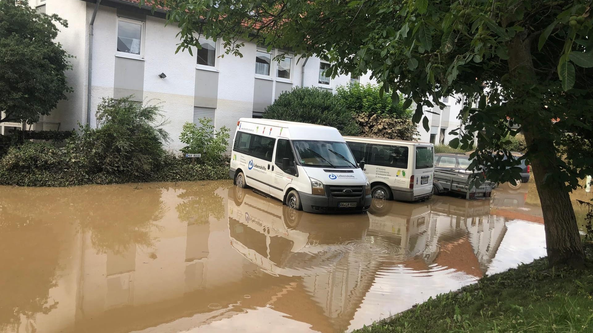 15. Juli 2021: An der Wand des Lebenshilfehauses ist zu sehen, dass das Wasser der Ahr in der Nacht bis über die Oberkante der Fenster im Erdgeschoss gestiegen ist. Zwölf Menschen sind hier ertrunken.