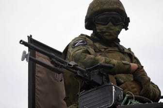 Russischer Soldat in der Ukraine: Deutsche Militärexperten sehen aktuell keine Möglichkeit, den Krieg diplomatisch zu beenden.