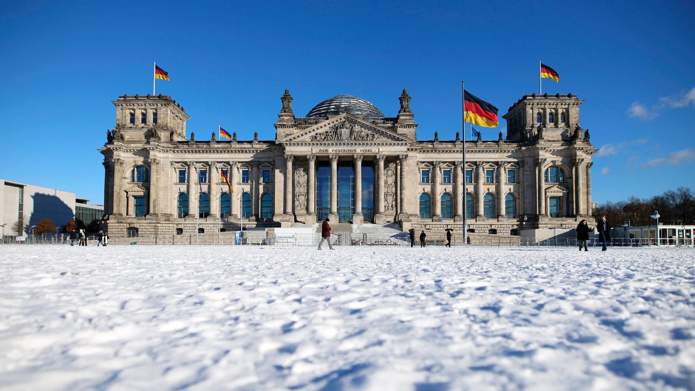 Der Reichstag im Winter: Laut einem Entwurf der EU-Kommission könnten öffentliche Gebäude weniger stark beheizt werden. (Archivfoto)