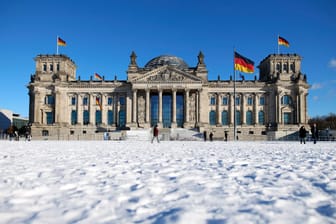 Der Reichstag im Winter: Laut einem Entwurf der EU-Kommission könnten öffentliche Gebäude weniger stark beheizt werden. (Archivfoto)