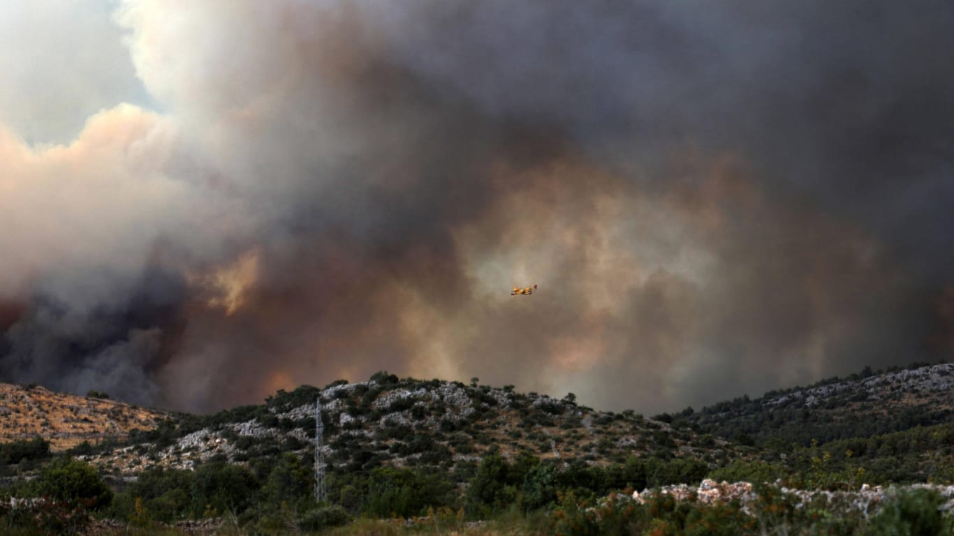 Der Waldbrand nahe der dalmatinischen Stadt Sibenik.