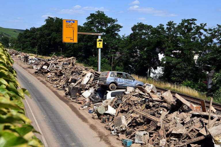 Trümmer in Bad Neuenahr im Kreis Ahrweiler: In der Kreisstadt starben 69 Menschen, der Wiederaufbau dauert bis heute an.