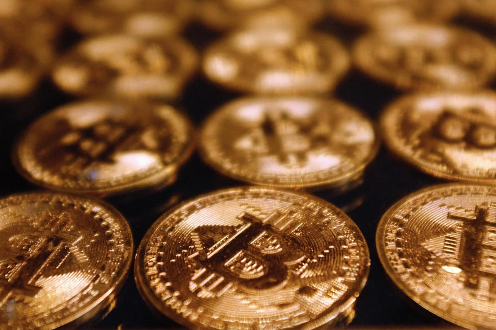Digitalgeld Bitcoin (Symbolbild): Kryptowährungen sind im Wert stark gefallen.