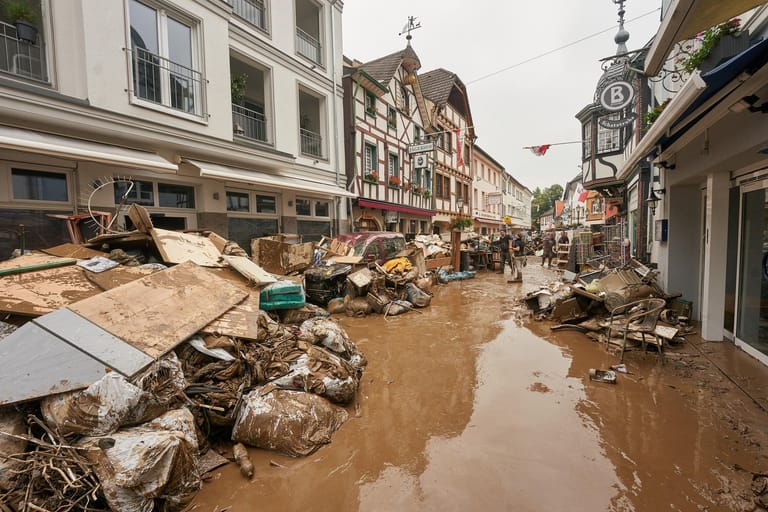 Ahrweiler, Rheinland-Pfalz: Anwohner und Ladeninhaber versuchten in den Tagen nach der Flut, ihre Häuser vom Schlamm zu befreien und unbrauchbares Mobiliar nach draußen zu bringen.