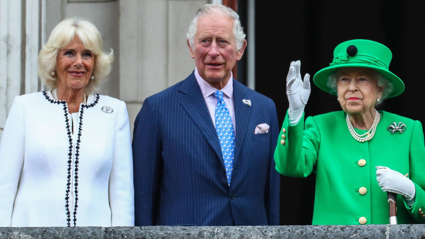 Die Queen und ihr Thronfolger: An Charles' Seite ist seine Frau, die einmal "Queen Consort" sein wird.