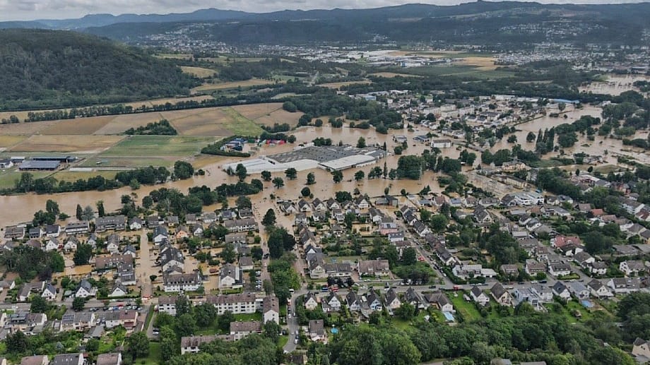 Sinzig am Nachmittag des 15. Juli 2021: Der Ahrpegel ist wieder deutlich gefallen, nachdem die Flutwelle dort etwa um 2.30 Uhr angekommen war. Das Lebenshilfehaus ist rechts nicht mehr auf dem Foto.