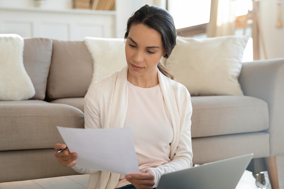 Ein Frau liest ein Schreiben (Symbolbild): Die Sozialversicherungsnummer gehört zu den wichtigsten Nummern im Berufsleben.