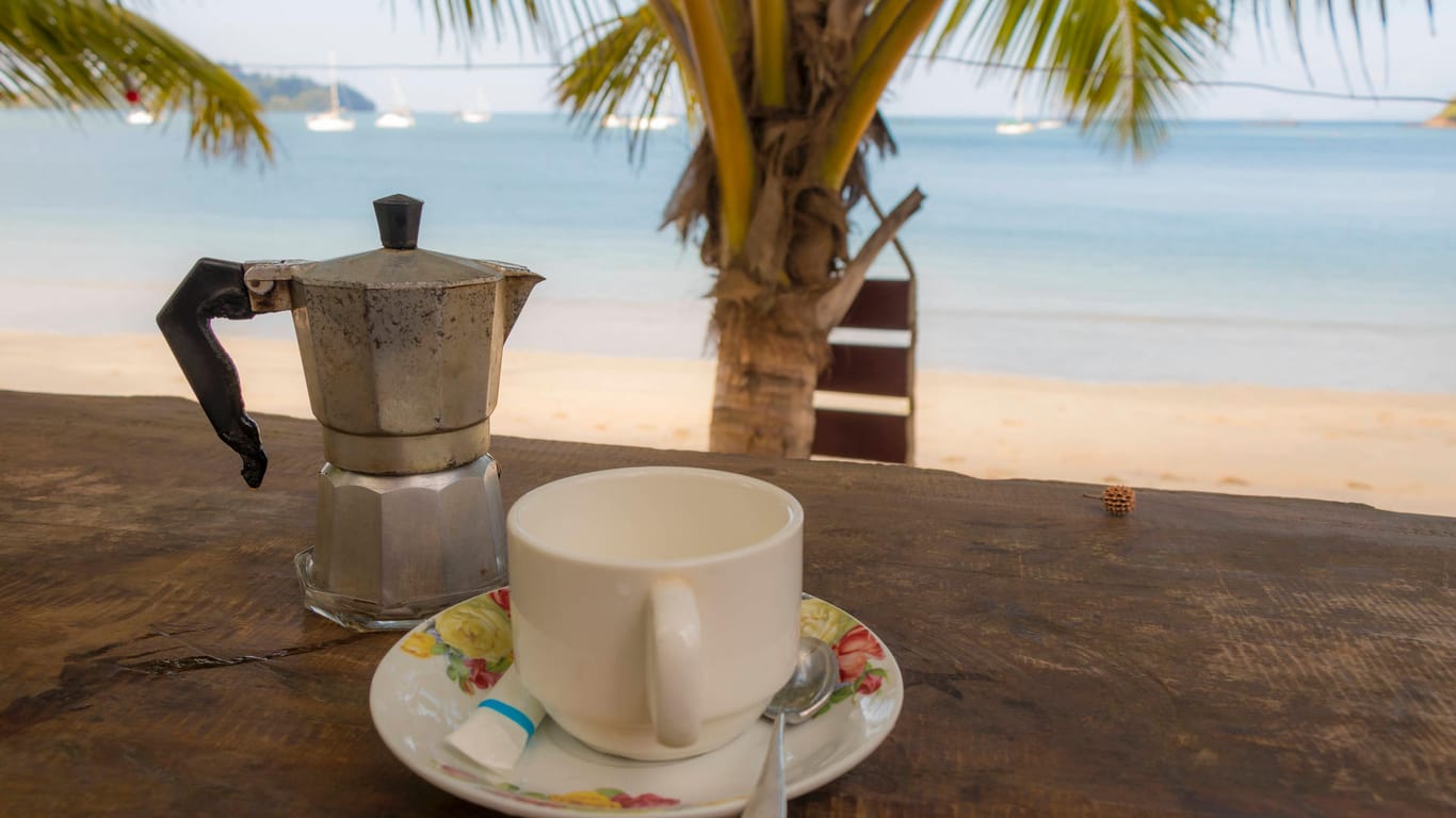 Espresso im Urlaub (Symbolbild): Je nach Reiseziel müssen Sie beim Kaffee viel zahlen oder können sogar sparen.
