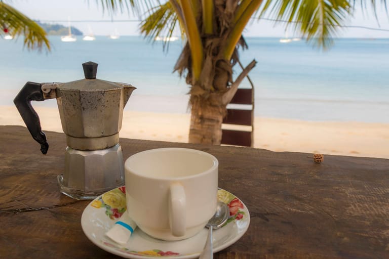 Espresso im Urlaub (Symbolbild): Je nach Reiseziel müssen Sie beim Kaffee viel zahlen oder können sogar sparen.