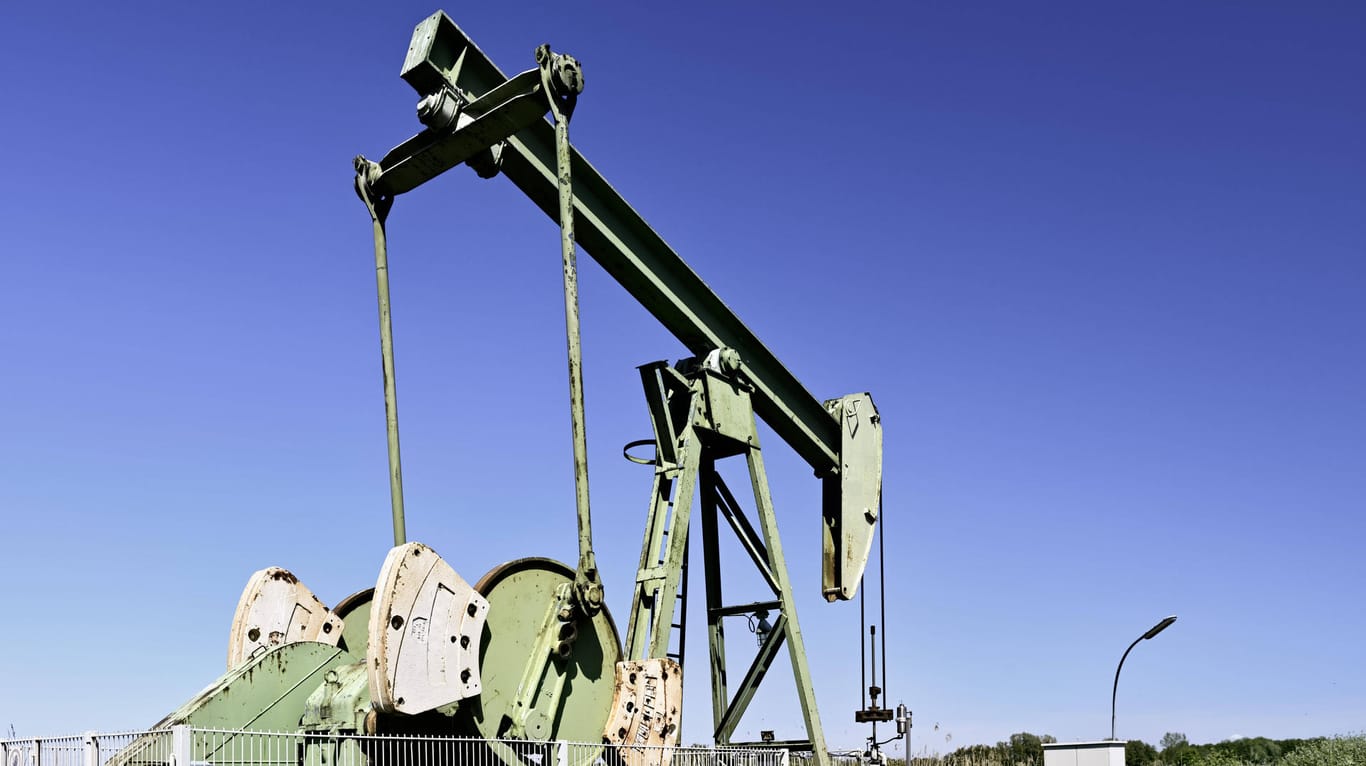 Erdölförderung: Der Ölpreis sinkt deutlich.