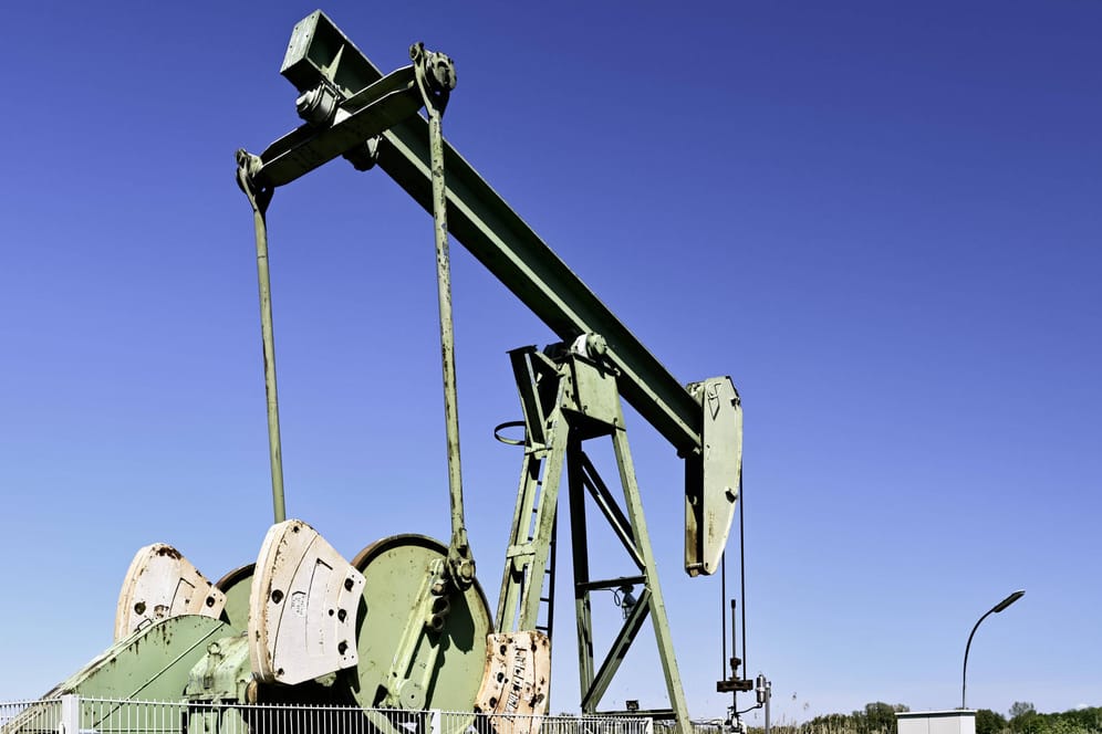 Erdölförderung: Der Ölpreis sinkt deutlich.