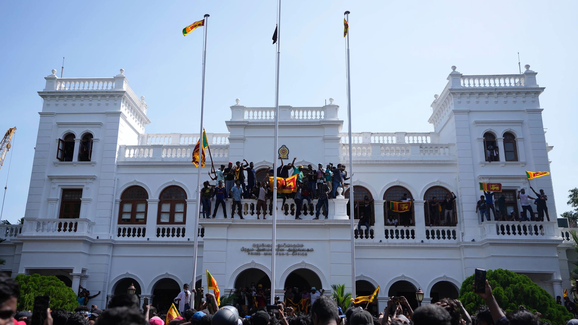 Demonstranten belagern den Präsidentenpalast in Sri Lanka: Das Land rutscht in eine politische Krise.