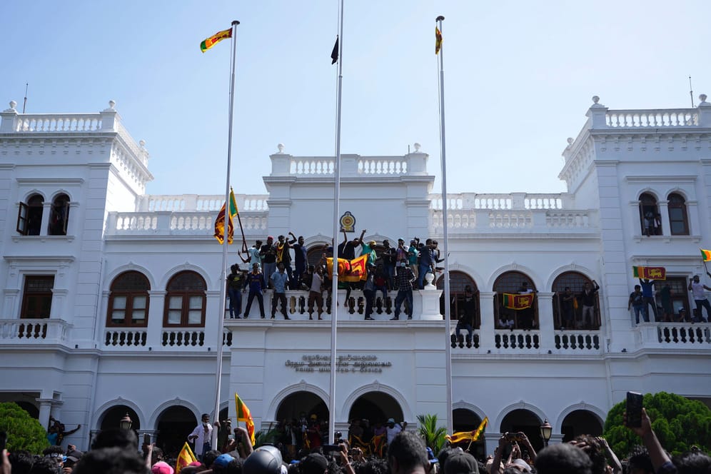 Demonstranten belagern den Präsidentenpalast in Sri Lanka: Das Land rutscht in eine politische Krise.