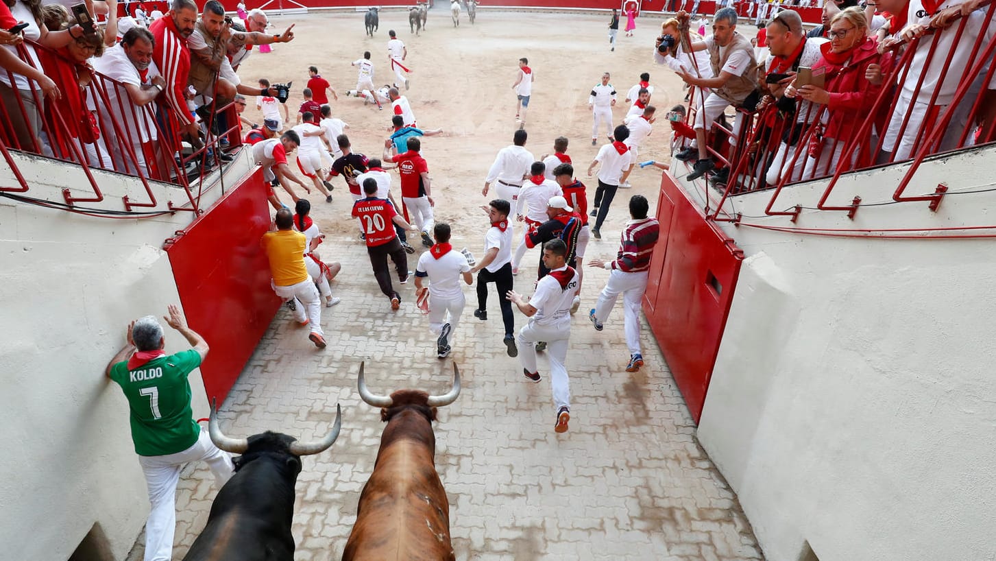 Die traditionellen Stierhatz in Pamplona: Spanien bietet auch viele Feste ohne Verletzungsrisiko.