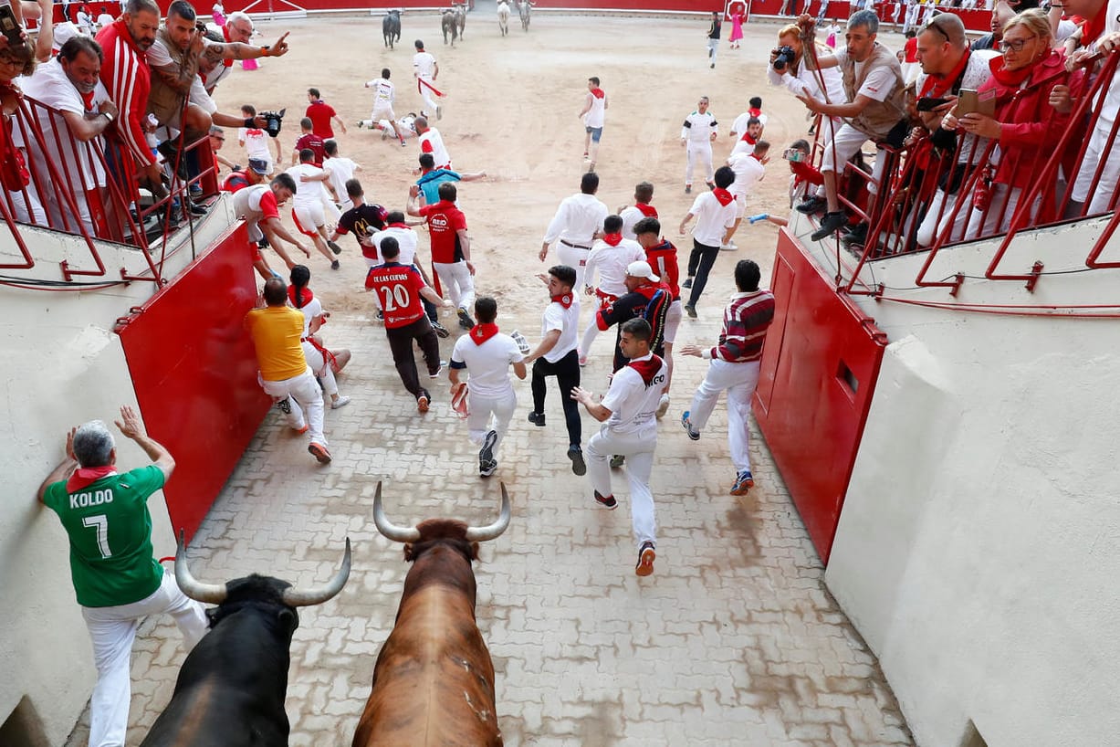 Die traditionellen Stierhatz in Pamplona: Spanien bietet auch viele Feste ohne Verletzungsrisiko.