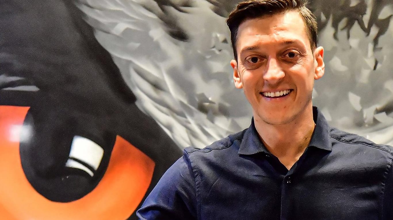 Mesut Özil: Der Fußballer wird zum zweiten Mal Vater.