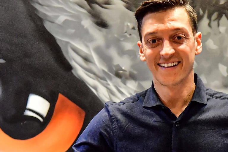 Mesut Özil: Der Fußballer wird zum zweiten Mal Vater.
