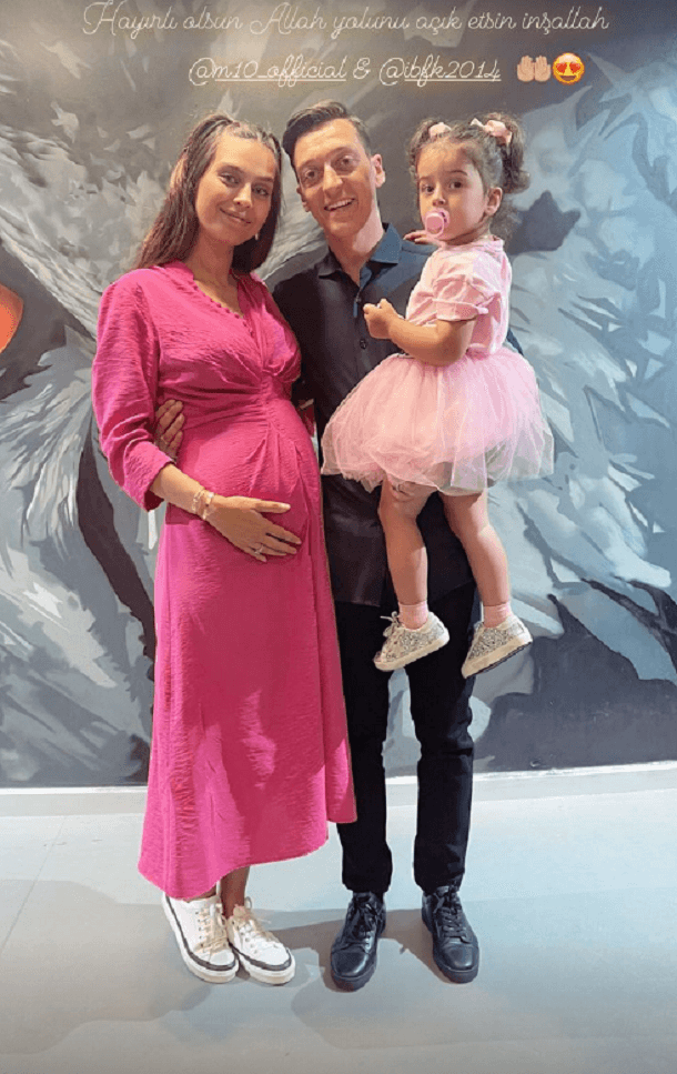 Amine und Mesut Özil mit ihrer Tochter: Das Paar ist seit 2019 verheiratet.