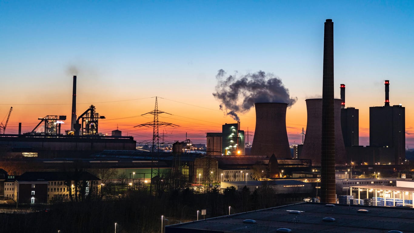 Kokerei mit Löschwolke neben dem Gaskraftwerk Huckingen (rechts) in Duisburg (Symbolbild): Statt Gas sollen andere Energieträger zur Stromerzeugung genutzt werden.
