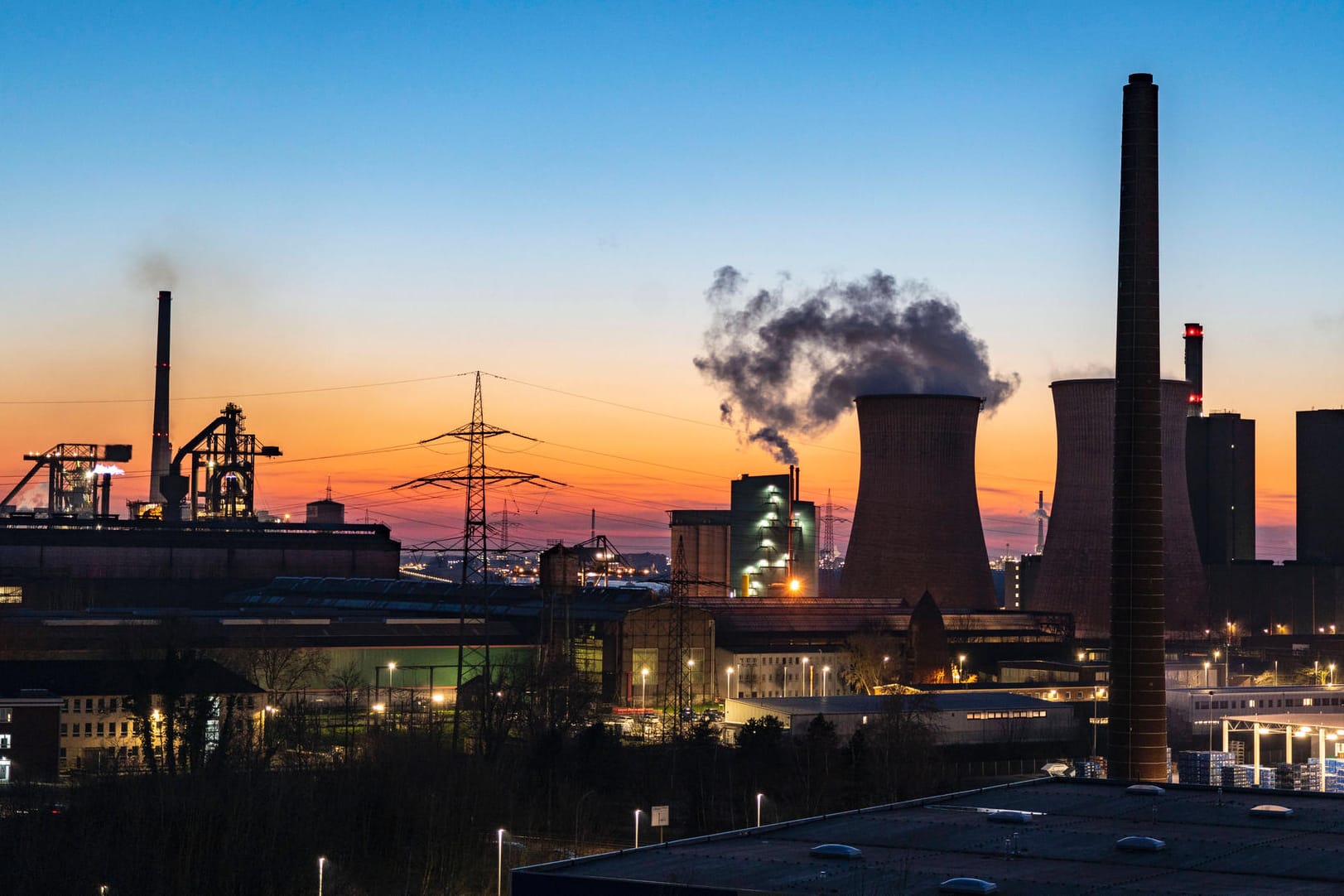 Kokerei mit Löschwolke neben dem Gaskraftwerk Huckingen (rechts) in Duisburg (Symbolbild): Statt Gas sollen andere Energieträger zur Stromerzeugung genutzt werden. Kokerei mit Löschwolke neben dem Gaskraftwerk Huckingen (rechts) in Duisburg (Symbolbild): Statt Gas sollen andere Energieträger zur Stromerzeugung genutzt werden.