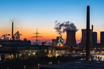 Kokerei mit Löschwolke neben dem Gaskraftwerk Huckingen (rechts) in Duisburg (Symbolbild): Statt Gas sollen andere Energieträger zur Stromerzeugung genutzt werden.