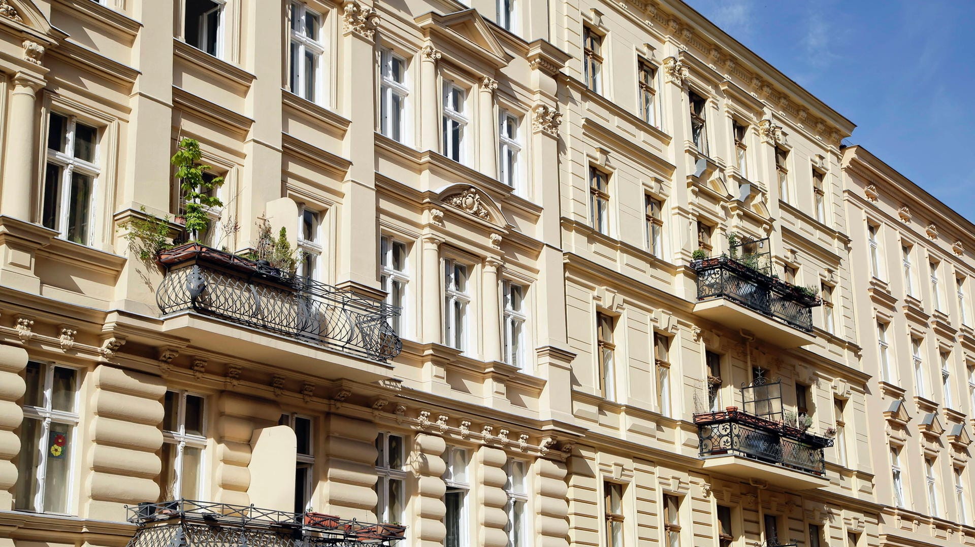 Häuserfassade in Berlin (Symbolfoto): Am Immobilienmarkt gibt es eine Trendwende.