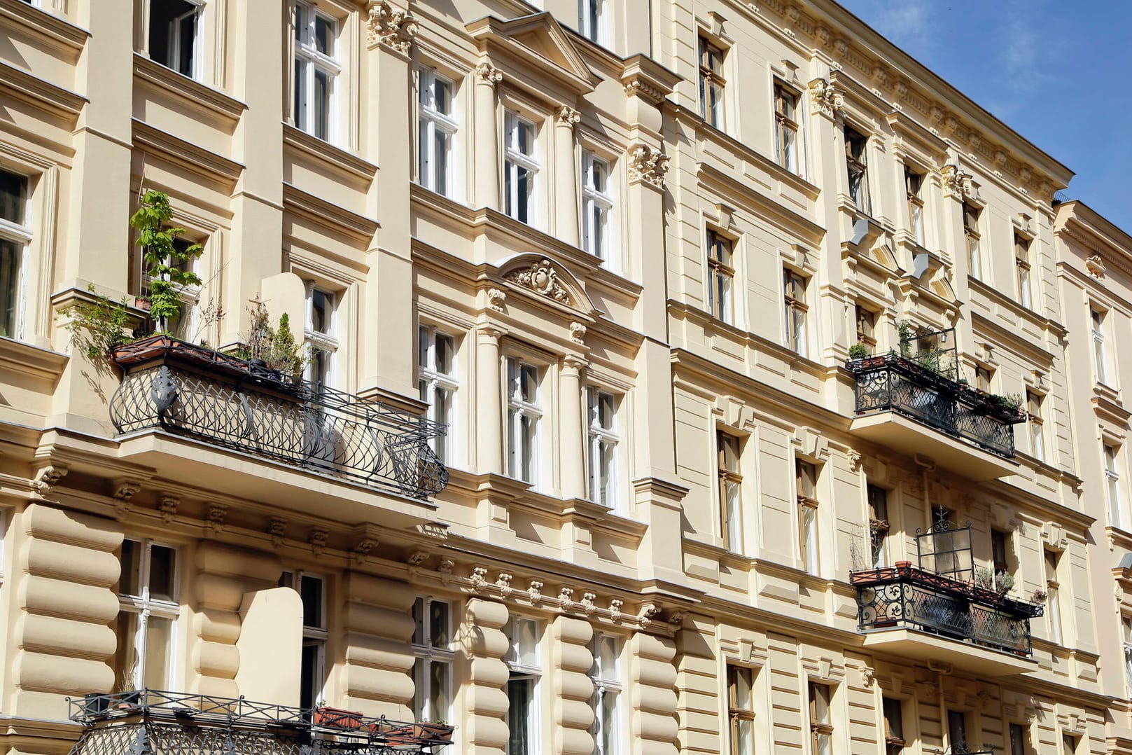 Häuserfassade in Berlin (Symbolfoto): Am Immobilienmarkt gibt es eine Trendwende.