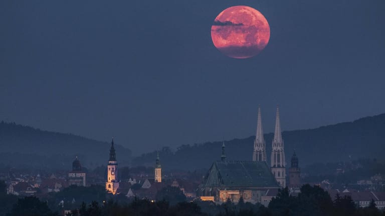 Monduntergang vor der Peterskirche in Görlitz: Die Stadt lässt sich wunderbar zu Fuß erkunden.